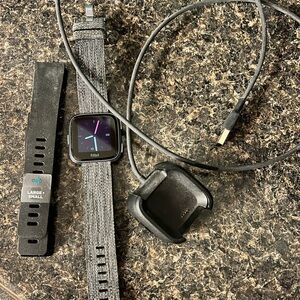 Fitbit Versa 2 w/ Charger & Extra Bands